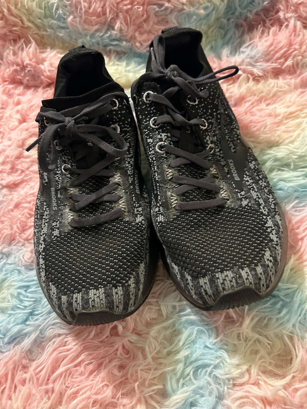 Brooks Levitate Size 9.5 Black and Gray Knit Lace-Up Running Shoes